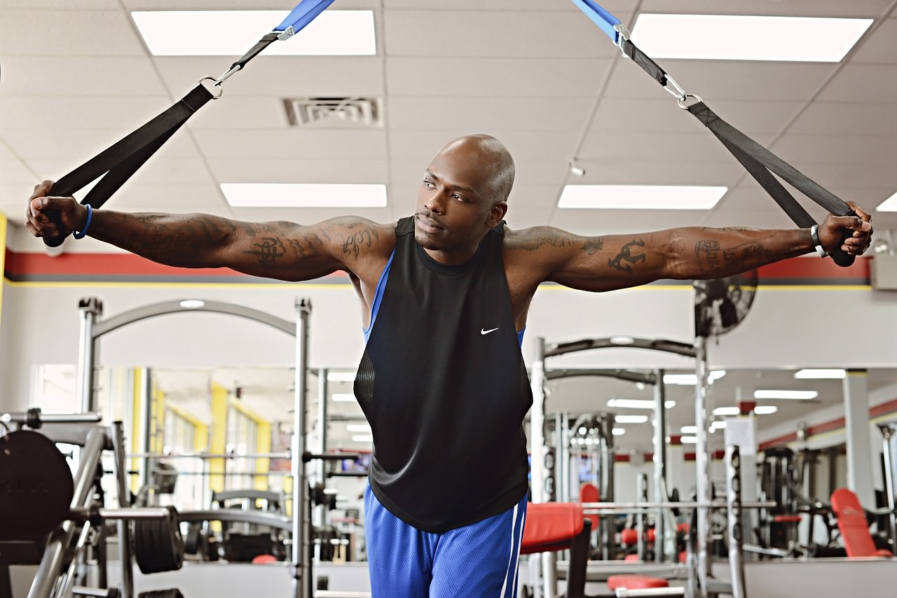 There is a man doing weight exercices in a gym