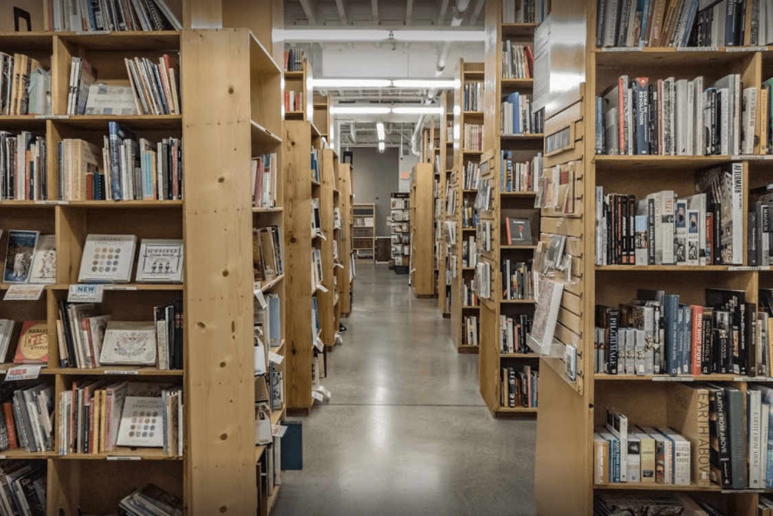 How to decorate a fashion showroom bookstore aisles