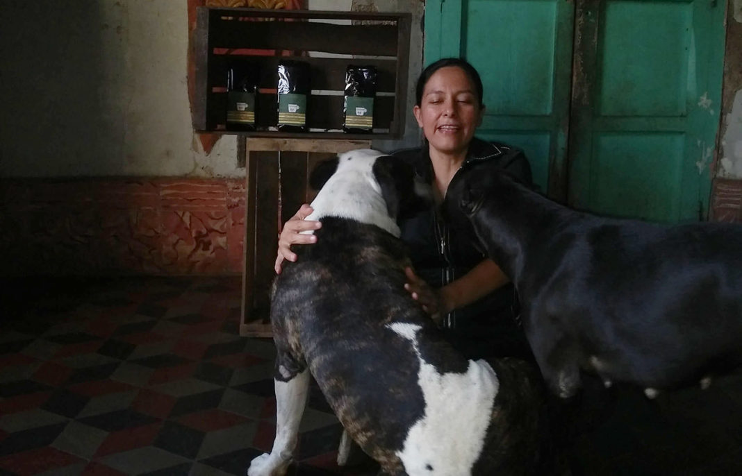 Plan de Digitalización El Salvador. Coffee Dog, Vanessa con sus perros.