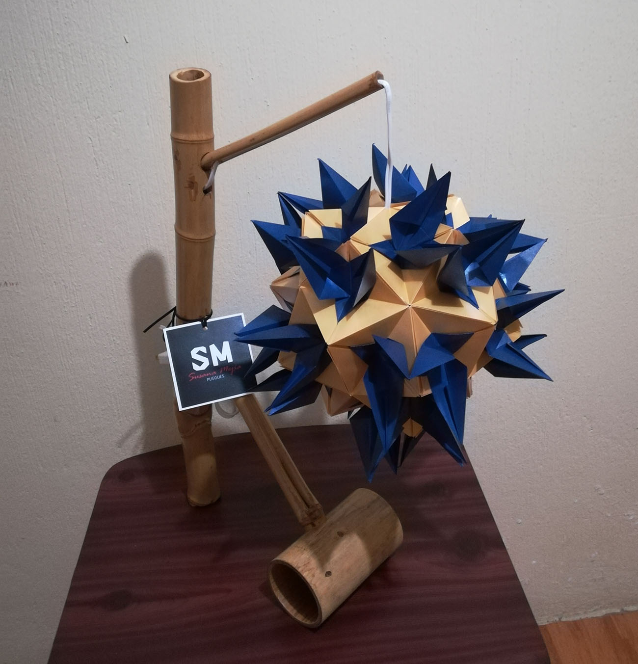  Pliegues Susana Mejía. Lámpara de origami azul.