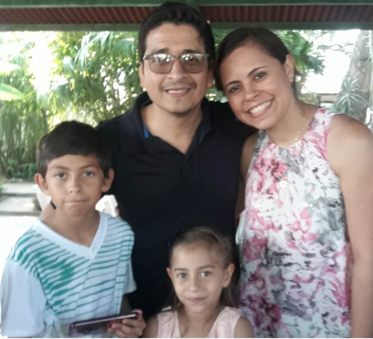 Precisadecv. Fernando Recinos y su familia.