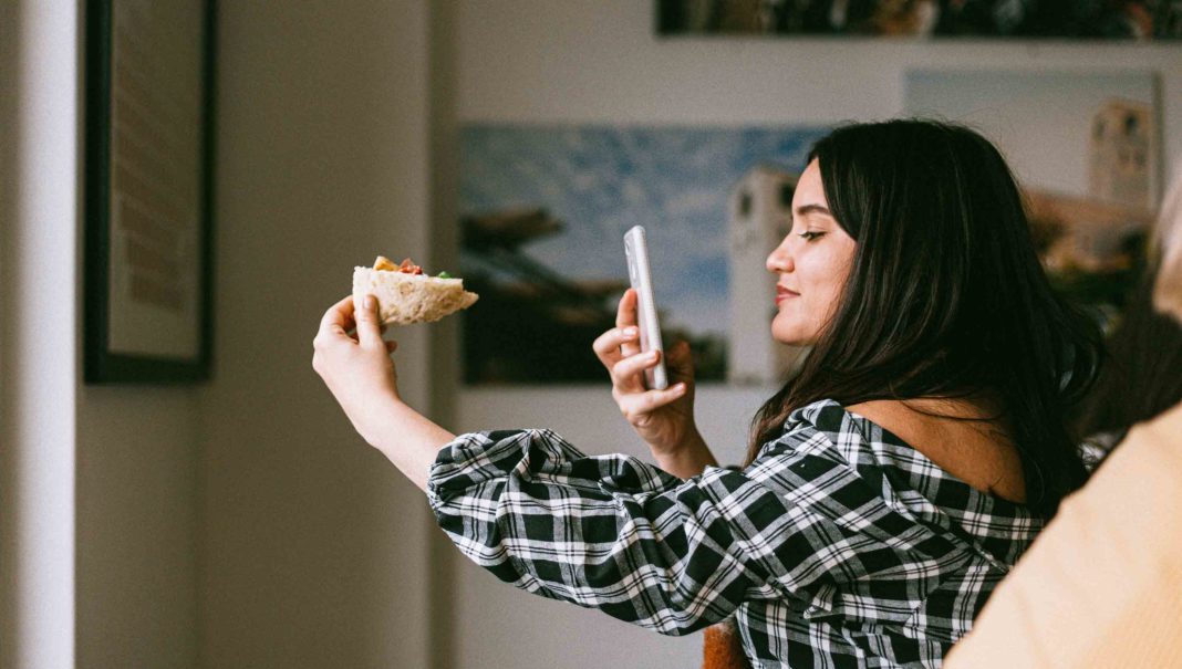 Cómo vender en Instagram. Joven sosteniendo Pizza