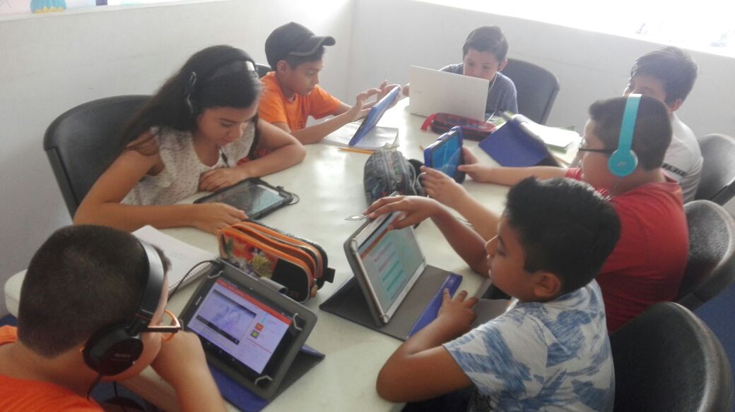 NEW Escuela de Idiomas. Niños con tablets